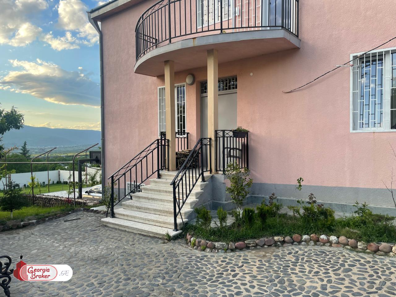 ქირავდება ახალი გარემონტებული 10 ოთახიანი სახლი საგურამოში